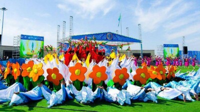 "Жігіттер" тобы, Мөлдір Әуелбекова. Көрісу күнінде Алматыда кімдер өнер көрсетеді