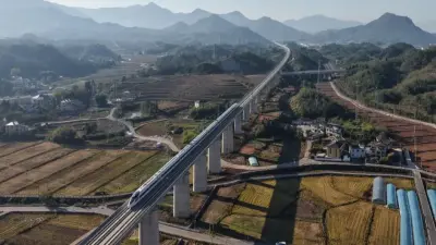 Қытайда пойыздар сағатына 350 шақырыммен жүретін жаңа темір жол іске қосылды