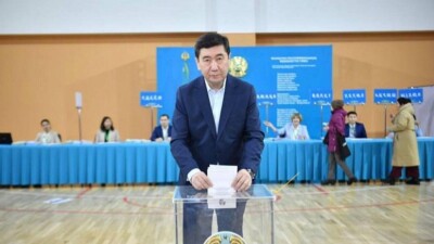 Amanat партиясының төрағасы Ерлан Қошанов сайлауда дауыс берді