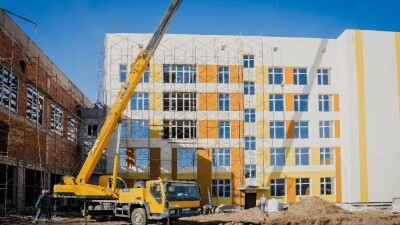 Ақтөбе облысында қабырғасына жарықтар түскен жайлы мектеп құрылысы тоқтады