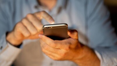 Смартфонды көп қолдану инсульт қаупін күшейтеді – зерттеу қорытындысы