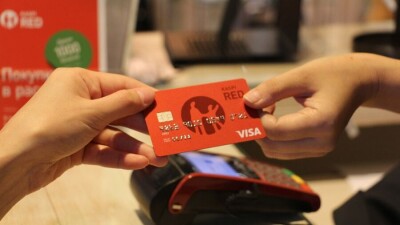 Kaspi Red қызметін екінші жылдан бастап қолдану ақысы 3 995 теңгеге дейін азайды