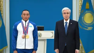 Тоқаев ХІV Қысқы Паралимпиада чемпионы Ербол Хамитовты III дәрежелі "Барыс" орденімен марапаттады