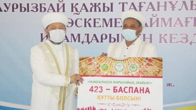 ҚМДБ төрағасы ауыл имамына пәтер кілтін табыстады