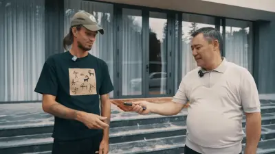 Садыр Жапаров Ыстықкөлді қоқыстан тазартып жүрген экобелсендіге көлік сыйлады