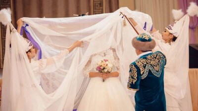 "Қонақты ру мен жүзге бөлу дұрыс емес". Қазақстанда той мәдениеті неге ақсап тұр?