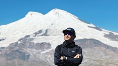 Қазақстандық өнерпаз Эльбрус шыңында "Адай" күйін орындады