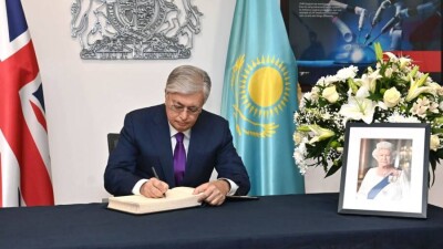 Тоқаев Ұлыбритания елшілігіне барып, II Елизавета патшайымның қайтыс болуына байланысты көңіл айтты