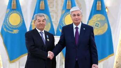 Президент Қуаныш Сұлтановтың кеудесіне "Отан" орденін тақты
