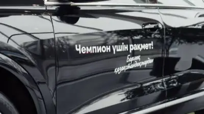 "Чемпион үшін рахмет". Арсен Томский Михаил Шайдоровтың әкесіне уәделі көліктің кілтін табыстады