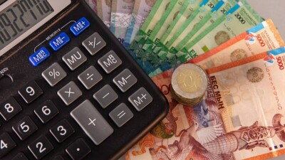 "Тыйым салуға негіз жоқ". Қаржы министрлігі мемқызметшілерге сыйақы беру туралы