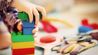 Балабақша тәрбиешісінің балаға қол жұмсауына қатысты сотқа дейінгі тергеу амалдары басталды