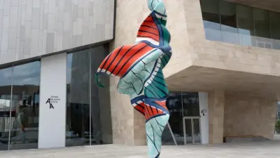 Almaty Museum of Arts мұражайының кіреберісіне Йинки Шонибаренің "Жел мүсіні" орнатылды