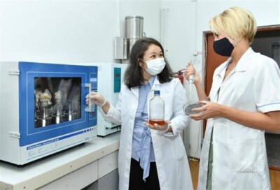 ҚазҰУ ғалымдары суда еріп, толық ыдырайтын биологиялық пластик әзірледі