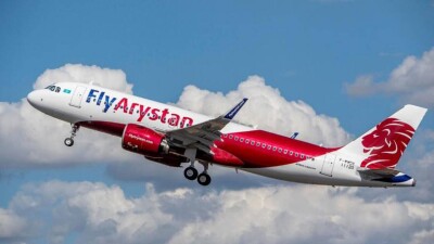 FlyArystan ұшағының апаттық есігін ашып жіберген жолаушы 9,5 миллион теңге төлейді