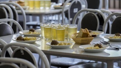 Маңғыстауда оқушылардың жаппай улануы: Асхана жұмысшылары медициналық картаны 5 мың теңгеге сатып алған