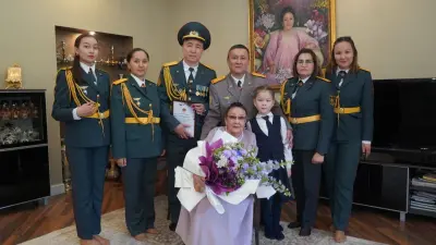 Әскери қызметшілер Бибігүл Төлегенованы Жеңістің 80 жылдығымен құттықтады