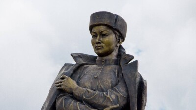 Бұл кімнің ескерткіші? Фототест