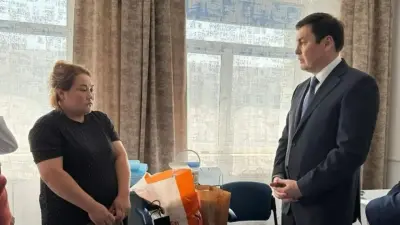 Астанада қос аяғынан айырылған Алуаның отбасына 4 бөлмелі пәтердің сертификаты табысталды