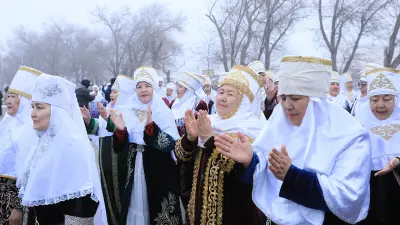 Ақ кимешек пен ақ орамал керуені: Ақтөбеде әжелер мен келіндер көшелермен жүріп өтті