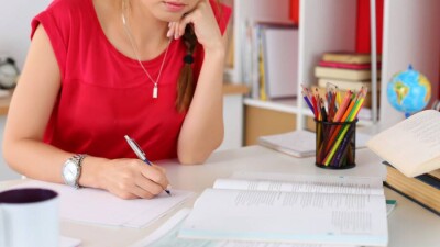 Педагогті аттестаттаудың жаңа ережесі: Мұғалімдер неге эссе жазуға қарсы?