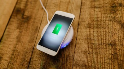 Ұялы телефонды тоққа қосылған күйі қалдыруға заңмен тыйым салынбақ