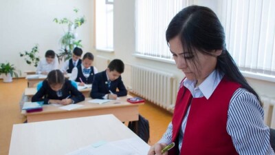 Бастауыш сынып оқушылары мектепке қатынап оқиды