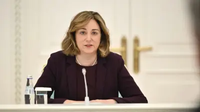 Ұлттық өрнектегі достықтың символы: АҚШ елшісі қазақтың шапанын таңдады