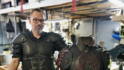 Сауыт жасайтын қолөнерші. Батырлардың киіміне Қазақстанда кімдер құмар
