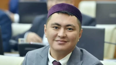 "Күніне 15 мың, айына 450 мың теңге пайда": Мұқаев жарнамасы күмәнді компанияларды тексеруді сұрады