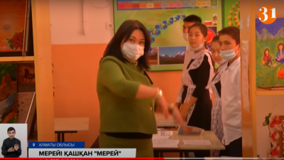 Алматы облысындағы мектепте 5 және 9 сынып оқушылары бір кабинетте оқиды. Сынып іші шкафпен бөлінген