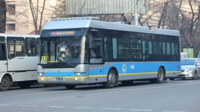 Алматыда қоғамдық көлік қозғалысы 1 сағатқа ұзарды