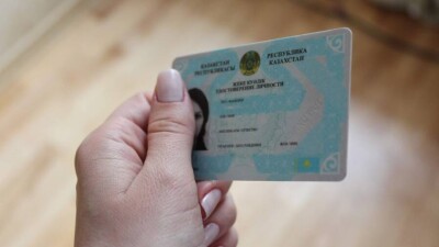 Түркістанда полицейлер 86 жастағы әжейге жаңа төлқұжат табыстады