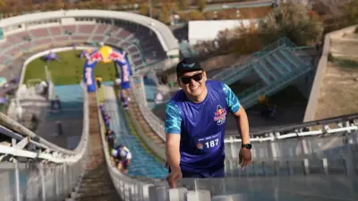 Республика күніндегі ерекше жарыс: Алматыда 700-дан астам адам биікке өрледі