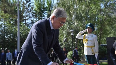 Тоқаев саяси қуғын-сүргін және ашаршылық құрбандарының рухына тағзым етті
