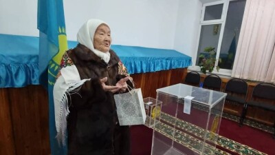Жаркентте 100 жастағы қария алғашқылардың бірі болып дауыс берді