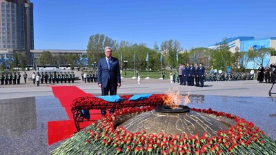Қасым-Жомарт Тоқаев "Отан Ана" монументіне гүл шоғын қойды