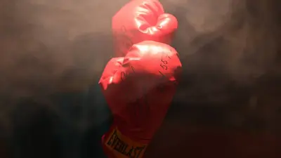 Геннадий Головкин Ұлттық ұлан музейіне бокс қолғабын сыйға берді