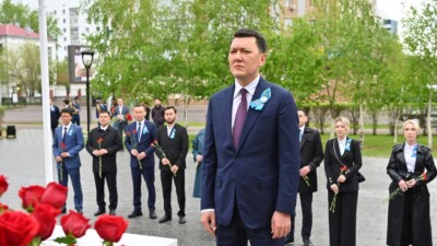 Мемлекеттік кеңесші Ерлан Қарин Талғат Бигелдиновтің ескерткішіне гүл шоқтарын қойды