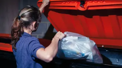 Бішкекте тұрғындардың күндіз үйінен қоқыс шығаруына тыйым салынды