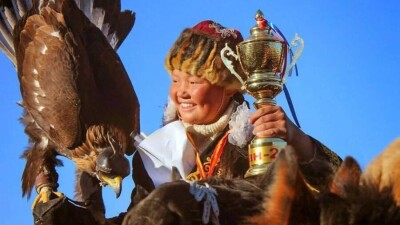 Бүркітші қыз Айшолпан: Ұлттық киім киіп, шашымды өрсем, біртүрлі қарайтындар бар