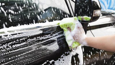 Көлігін оқушыларға жуғызған мұғалімді жұмыстан босатуға мектеп басшысы қарсы