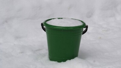 "Қарды ерітіп жуынамыз". Алматының Ақжарында ауыз су неге тоқтады?