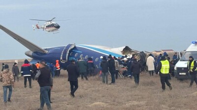 Ақтау маңында ұшақ құлады: бірнеше жолаушы тірі қалды