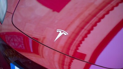 Tesla биылдың өзінде екінші рет 2 миллионға жуық электромобилін қайтарып жатыр