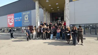 Алматыдағы "Адем" сауда үйіне кіреберіс баспалдақ бұзылады: Саудагерлер кәсібіне алаңдап отыр