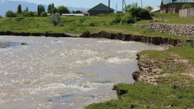 "Бадам өзенінде бақа да қалмады". Тұрғындар суды ластаған кәсіпорындарға қарсы
