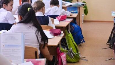 Құлсарыда оқушылар сабақты далада оқуға мәжбүр. Мектеп терезелері шатырға салынған