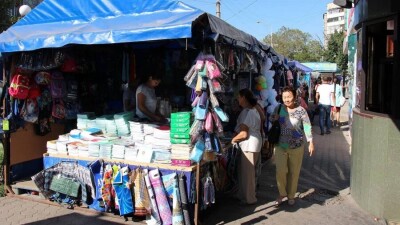 "7 мың теңгеге тауар алмаса, дәптер сатпайды". Базарда оқу құралдары саудасы қалай жүріп жатыр?