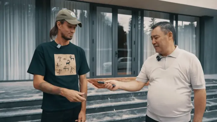Садыр Жапаров Ыстықкөлді қоқыстан тазартып жүрген экобелсендіге көлік сыйлады